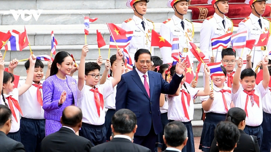 Thai PM Paetongtarn Shinawatra warmly welcomed in Hanoi on Vietnam visit